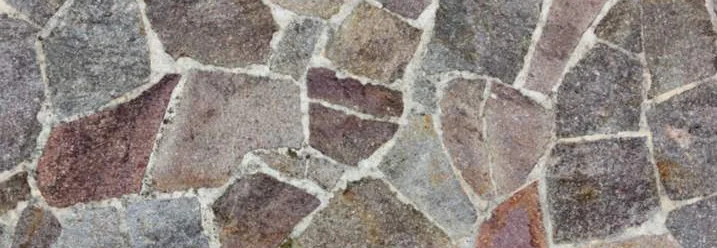 Polygonalplatten in grauen, rötlichen und bräunlichen Farbtönen